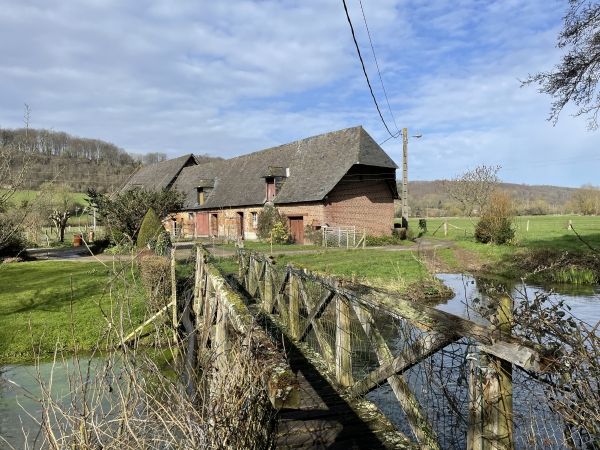 La vieille passerelle au-dessus de la Varenne est charmante, mais un peu branlante...