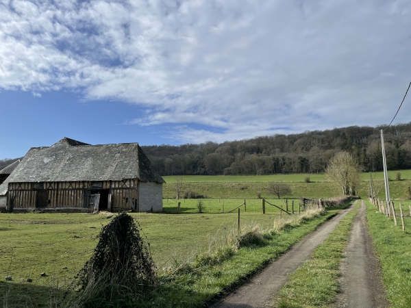 Nous suivons le chemin de Sainte-Colombe pour rejoindre la rue des Moulins.
