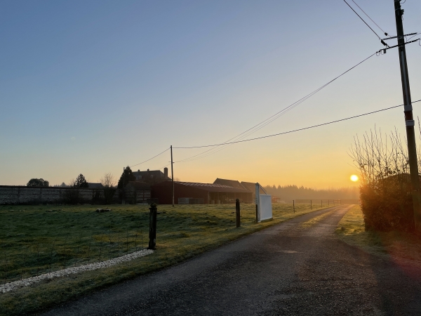 Nous arrivons au niveau du château du Mont Roty en même temps que le soleil. Nous allons contourner la propriété par la droite pour entrer en forêt.