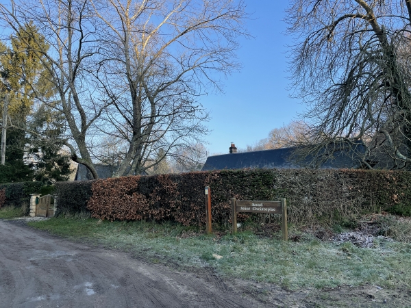 Nous sortons, provisoirement, de forêt au Rond-Point St-Christophe, et continuons sur la rue du même nom.