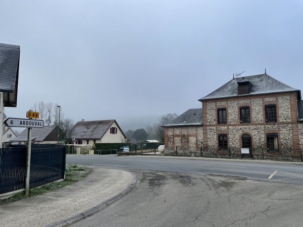 Nous traversons la D154, pour suivre, en face, la rue de la Varenne.