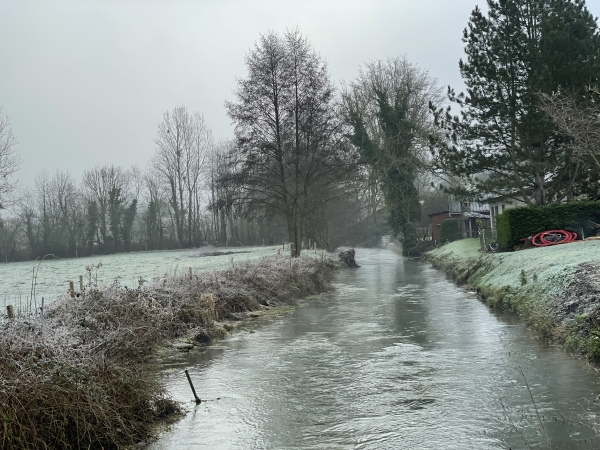 Le chemin longe la rivière et devient une rue à l'entrée de Bellencombre.