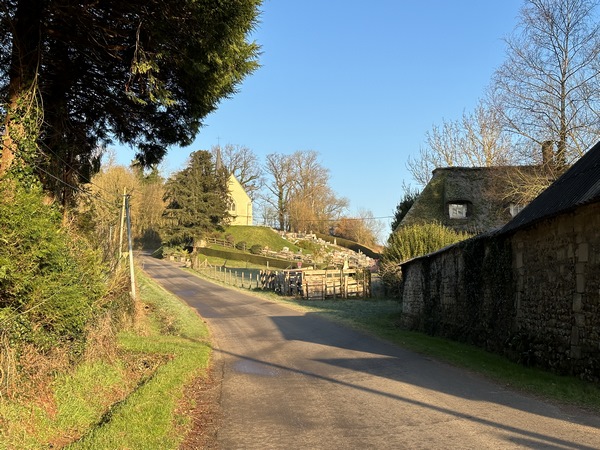 Nous partons du parking (réservé à l'école en période scolaire, il y a un autre parking près de l'église), et prenons la direction de l'église.