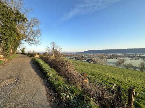 Nous sommes sur le GR224 qui domine le confluent de la Risle et de la Seine. Le panorama est exceptionnel (voir les photos dans l'album de la rando).