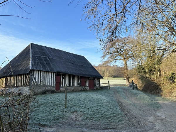 Près du Hameau Pottier (Conteville), nous longeons cet ancien pressoir à longue étreinte du XVIIe siècle.