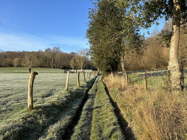Nous avons quitté le GR224 au niveau du pressoir, et continuons sur ce charmant chemin en direction de St-Pierre-du-Val.&nbsp;