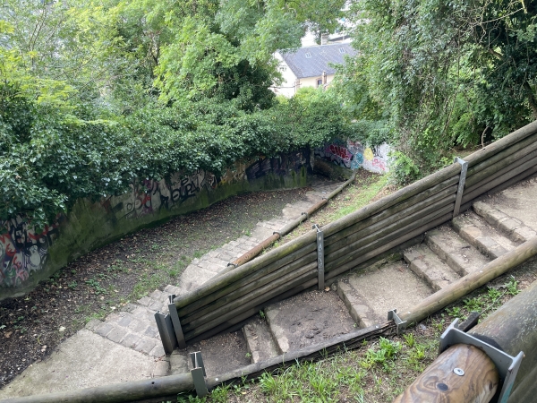 Nous descendons l'escalier Echelette Saint-Pierre pour rejoindre le centre d'Evreux.