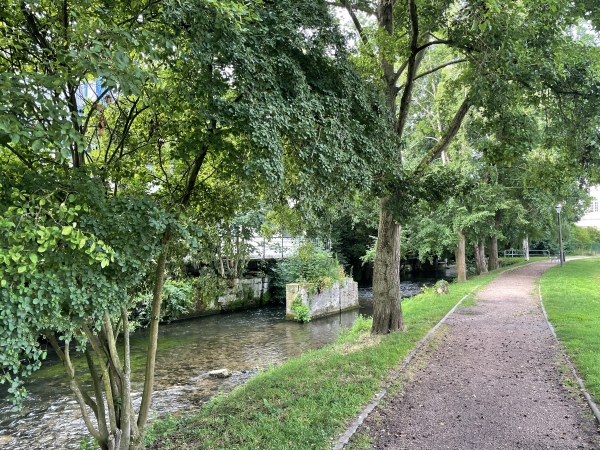 Nous retrouvons l'Iton que nous allons suivre jusqu'à la cathédrale.