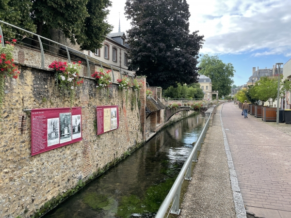 Les quais aménagés de l'Iton au centre d'Evreux.