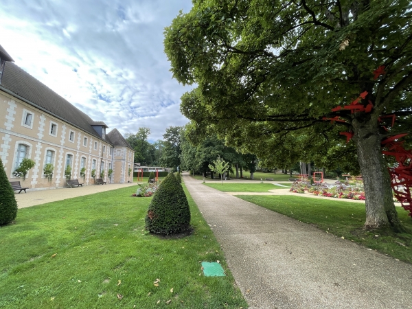 Nous traversons le parc François Mitterrand, le long de l'ancien couvent des Capucins.