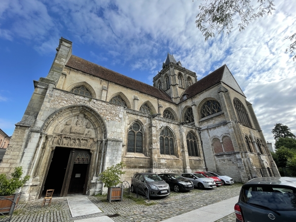 Nous fermons notre boucle après avoir marché le long de l'église Saint-Taurin (Premier évêque de la ville). Cette église faisait partie d'un monastère bénédictin. Ses origines remonteraient au VIe siècle, après destructions et reconstructions, l'église actuelle date du XVIIe siècle. La place (ancien cimetière) est un site naturel classé.
