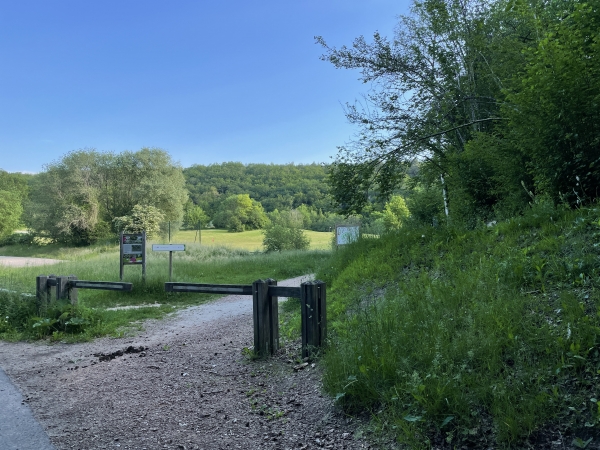 Nous quittons la rue du Valème pour suivre le GR26, le long du golf d'Evreux.