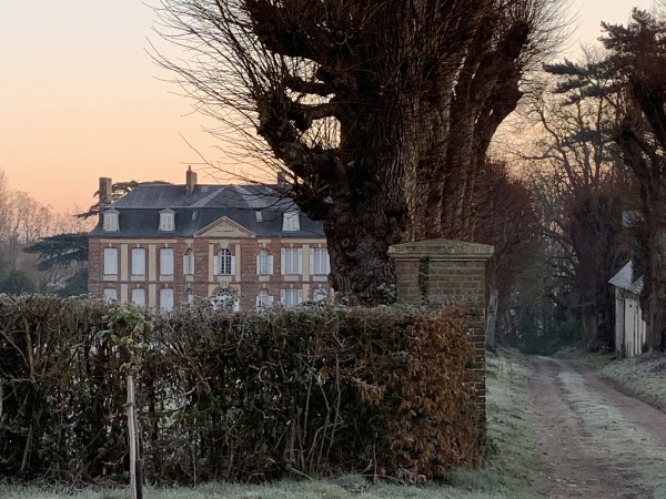 Nous passons devant le manoir du Chat.