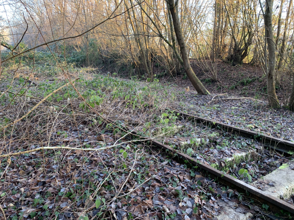 Vestiges de l'ancienne voie ferrée de Pont-Audemer à Honfleur. De 1995 à 2005, cette ligne était parcourue par les deux automoteurs de l'association PontAuRail.