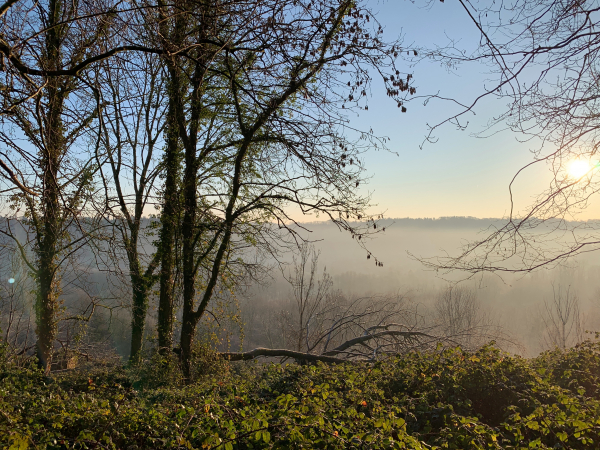 A nos pieds, la vallée de la Morelle est toujours sous la brume.