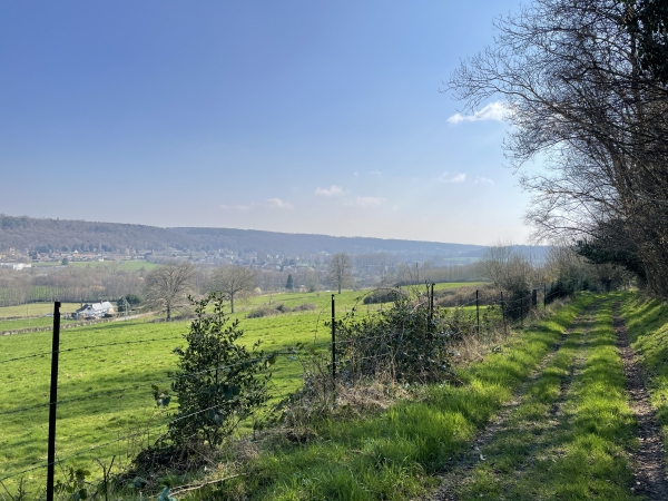 En sortant des bois, la vue se dégage sur Pont-Authou et la vallée de la Risle.