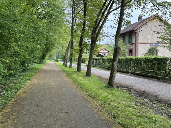 Nous partons de l'ancienne gare du Bec-Hellouin, et commençons par suivre l'ancienne voie ferrée de Evreux à Honfleur en direction du nord.