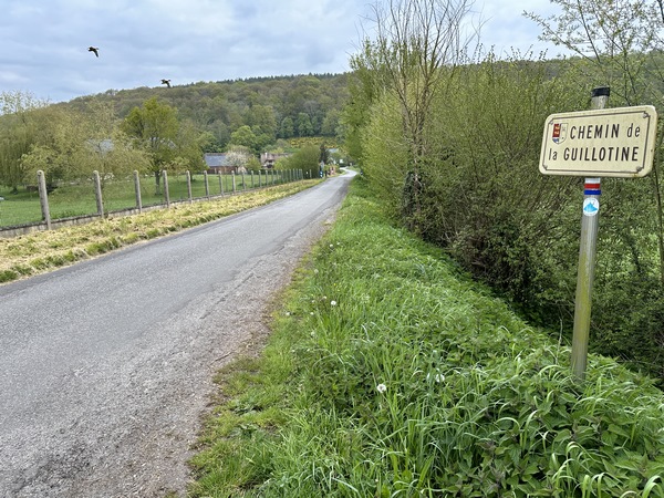 Nous quittons la voie verte, et traversons la vallée sur le Chemin de la Guillotine. Le nom de cette petite route vient simplement du surnom de l'ancien passage à niveau.