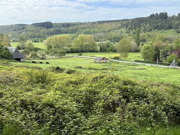 Des trouées dans la végétation nous laissent admirer vallée du Bec. A droite, la petite tour au toit d'ardoise abrite la source Marmot. Cette source a été aménagée au 12e siècle pour alimenter l'abbaye Notre-Dame du Bec à l'aide d'un aqueduc souterrain de 1500 mètres qui existe toujours et fonctionne !