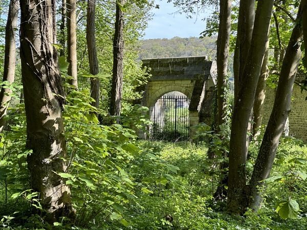 Ancienne porte de l'abbaye du bec, entre ses jardins et le bois du Mont Mal et sa voie antique vers Brionne.