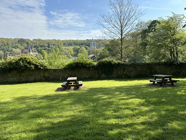 Juste avant d'arriver à l'ancienne gare, se trouve cette aire de pique-nique, avec vue sur la flèche de l'église Saint-André et la Tour Saint-Nicolas de l'abbaye.