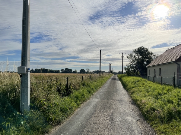 Nous sortons du bourg par ce Chemin du Petit Brotonne, et allons le suivre sur 800 mètres.