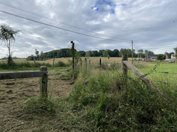 Nous quittons le chemin pour tourner à droite sur la rue Louis du Bosc vers le hameau des Mariés.