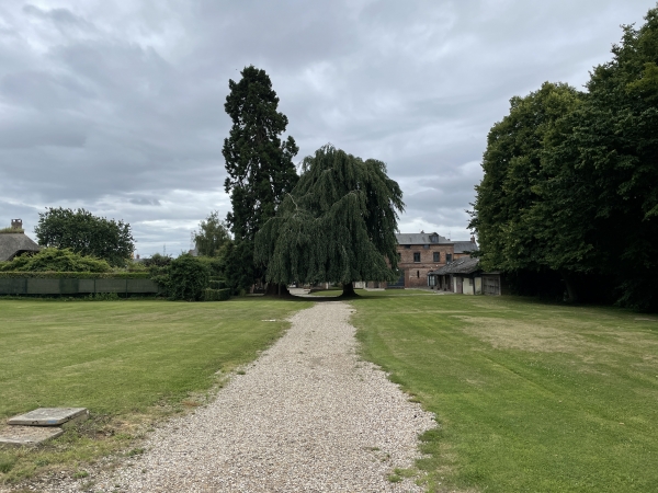 Nous tournons vers la bibliothèque pour rejoindre le centre du bourg.