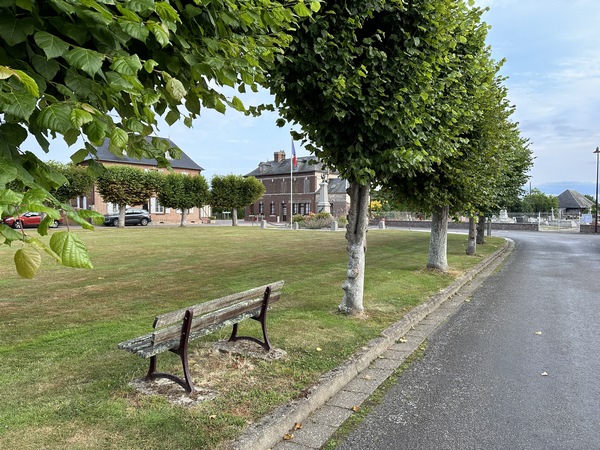 Nous traversons la place de la mairie pour contourner l'église et trouver notre premier chemin. Le balisage bleu est régulier.