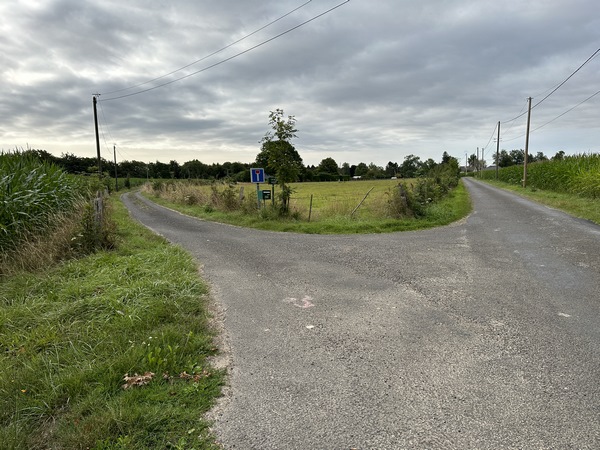 Nous quittons la route de la Drourie pour tourner ici sur le chemin Savary.