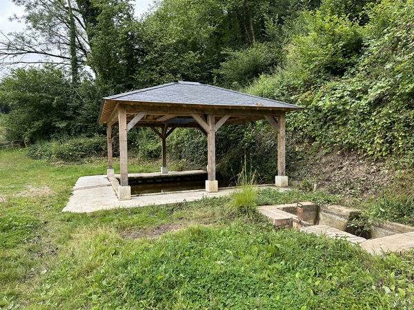 Nous arrivons au lavoir et à la source de la fontaine Barbotte.
