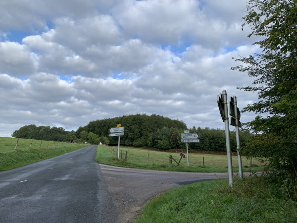 Après le chemin du vallon, nous avons suivi la D63 sur 600 mètres et la quittons pour suivre la petite route du château Brun.