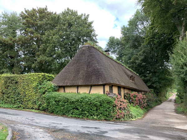 La route du Château Brun nous conduit jusqu'au hameau du Fys. Nous allons en faire le tour et en admirer ses longères, chaumières et autres clos masures.
