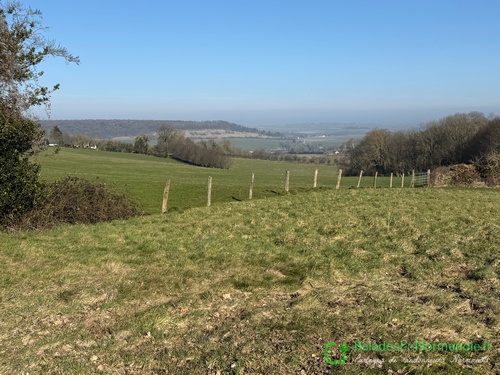 Nous traversons le hameau de la Vente pour retrouver la Mistaquerie et son panorama sur Fry et les paysages du Pays-de-Bray.