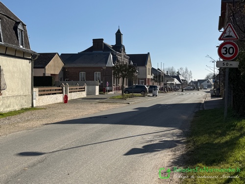 Retour au centre de Beauvoir-en-Lyons.