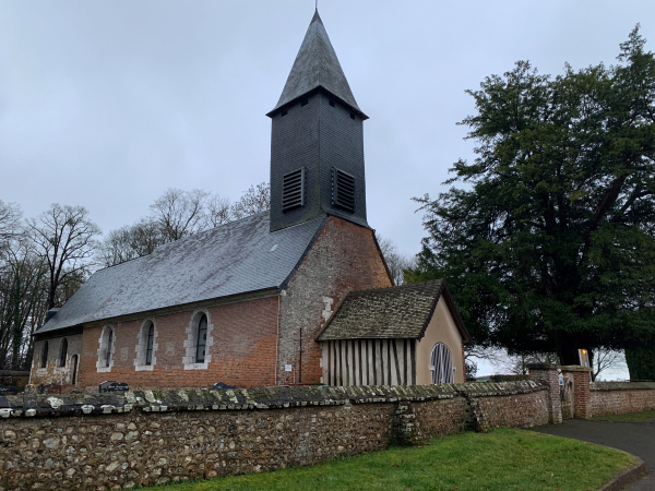 Nous longeons l'église et suivons la petite rue de l'église en direction de la forêt.