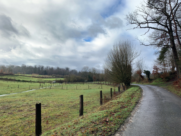Nous fermons la boucle par cette petite route, et allons monter vers l'église sur la colline à notre gauche.