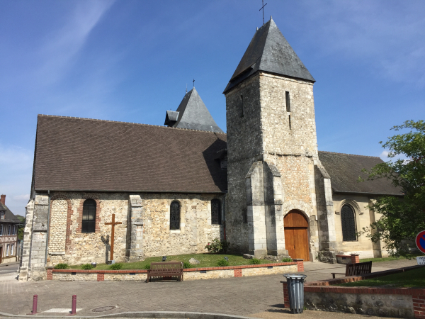 Nous voilà de retour à Charleval, avec ici l'église Saint-Denis. C'est une église d'origine romane : Charleval est un très ancien village avec un marché gaulois important. C'est Charles IX qui a rebaptisé le village qu'il appréciait pour ses chasses en forêt de Lyons. Il y lança la construction d'un château 4 fois plus grand que Chambord.