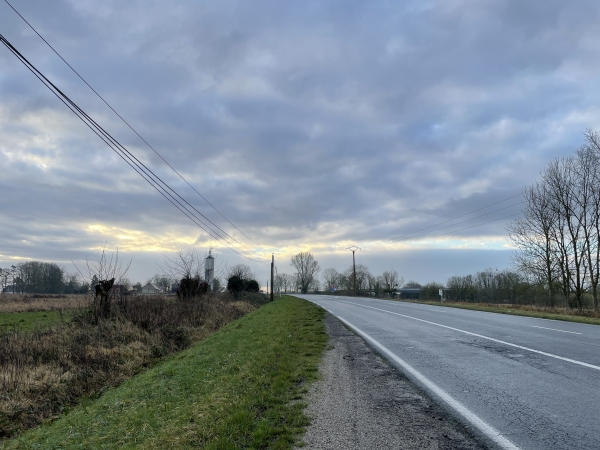 Nous suivons la D6015 sur 300 mètres sur un large accotement. Nous marchons jusqu'au pont que l'on distingue en face.