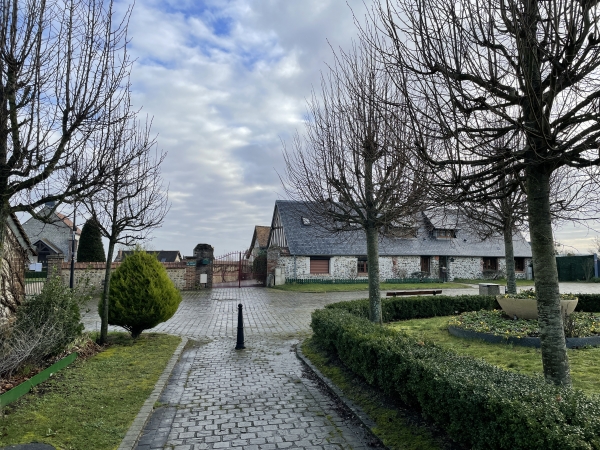 Nous arrivons sur la charmante place des Tilleuls. Nous allons tourner à gauche pour atteindre le panorama.