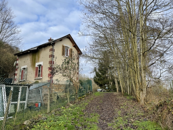 Nous rejoignons un ancien bâtiment SNCF de la ligne St-Pierre-du-Vauvray - Les Andelys. Il s'agit de l'ancienne halte de La Sablière.