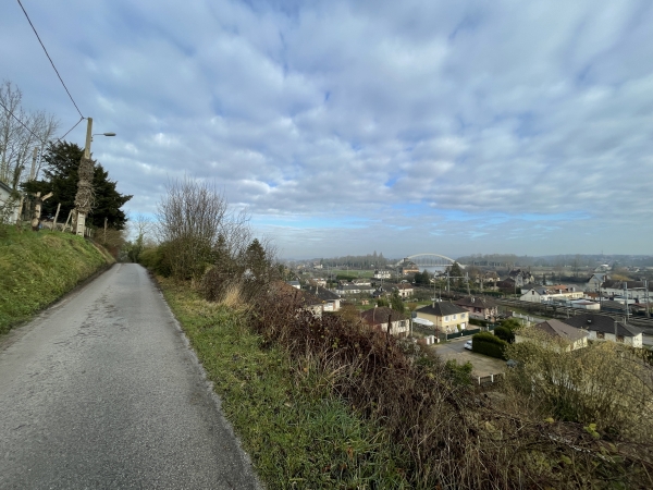 Nous dominons maintenant St-Pierre-du-Vauvray, l'église est à 400 mètres devant nous.
