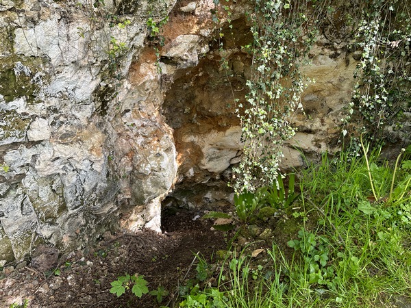 Voici l'une des premières traces visibles de l'ancien village troglodytique de la Roche Foulon. Il s'agit d'une cavité creusée pour extraire l'argile servant au dégraissage de la laine des moutons élevés par les habitants.