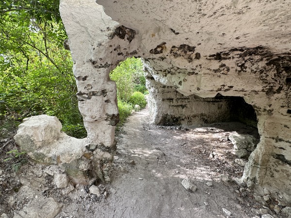 Mon chemin passe parfois à l'intérieur d'une ancienne habitation.
