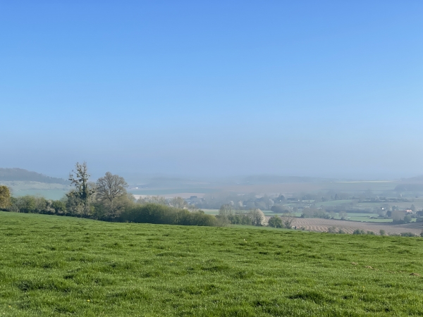 Le chemin domine les paysages du Pays-de-Bray, et la vue porte loin, malgré la brume matinale.