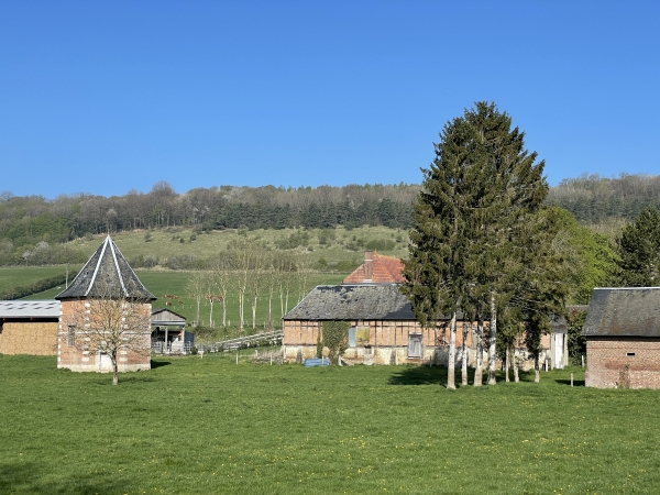 Vieille ferme et son colombier entre le Mont Sauveur et le ruisseau de Bièvredent.