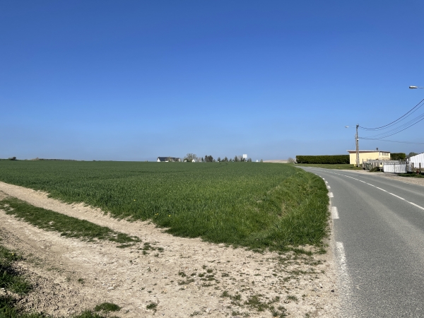 Pour fermer la boucle, nous ne pouvons pas éviter de marcher le long de la D921, mais ce dernier chemin permet d'en éviter une partie.