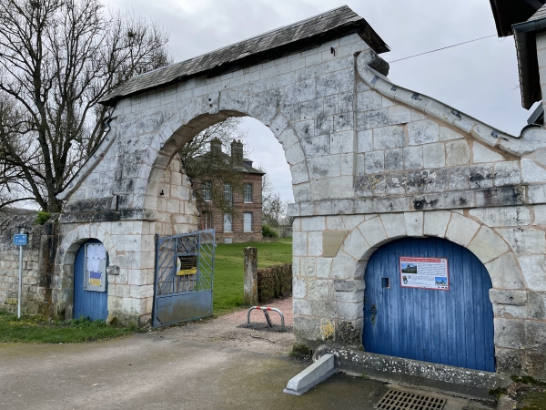 Nous sommes garés sur le grand parking de la rue Pelletier, et entrons dans l'ancien prieuré, propriété de la commune.