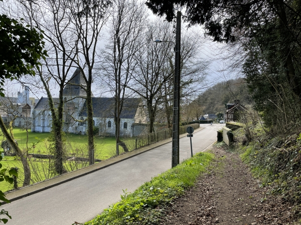 Nous voilà de retour à St-Philbert-sur-Risle. Notre chemin débouche directement à proximité de l'ancien prieuré.