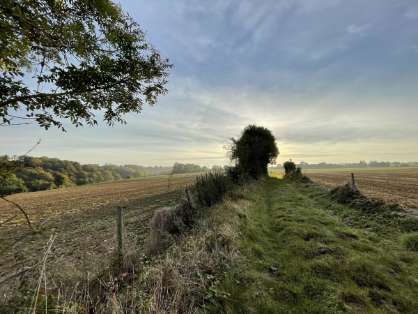 Nous passons le lieu-dit Douve-aux-Agneaux et marchons vers le Mont Gannel.